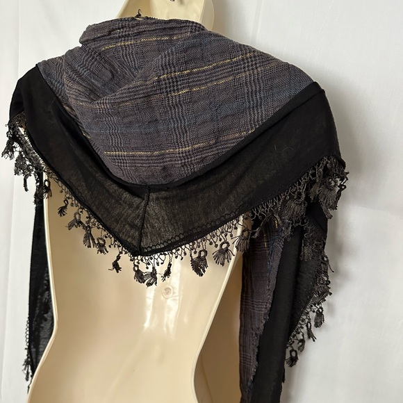 3/$15 Unbranded women Grey triangle scarf & lace wrap - Picture 4 of 5